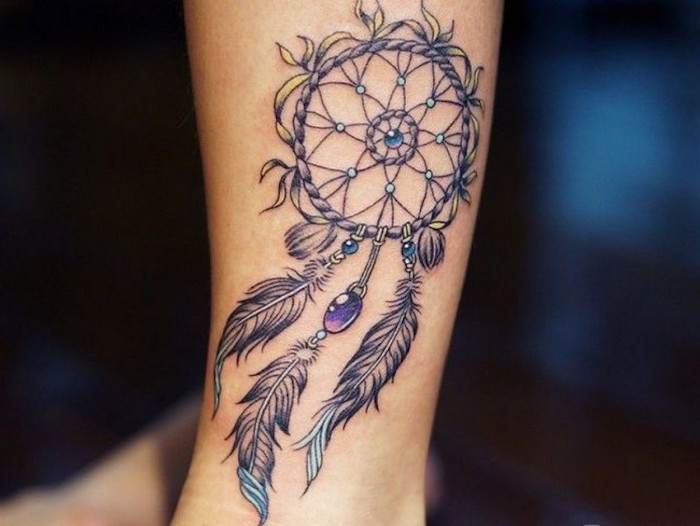 schöne tattoos, traumfänger mit federn und lila perlen