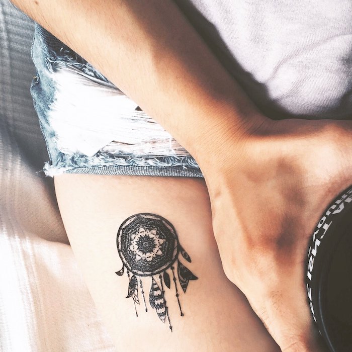 Traumfänger Tattoo am Oberschenkel, Bein Tattoos für Frauen, Tattoo Ideen mit Bedeutung 