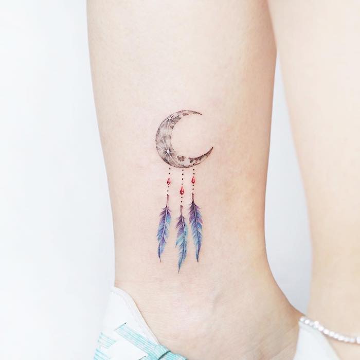 Traumfänger Tattoo am Knöchel, Halbmond mit drei blauen Federn und roten Perlen 