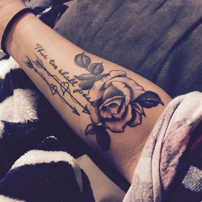 tattoo vorschläge, pfeile mit herzen, weiße rose, schriftzug
