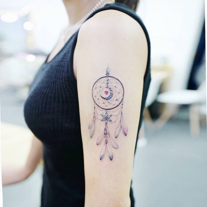 Traumfänger Tattoo am Schulter, Halbmond und kleines Herz in der Mitte, Dreamcatcher Tattoos für Frauen