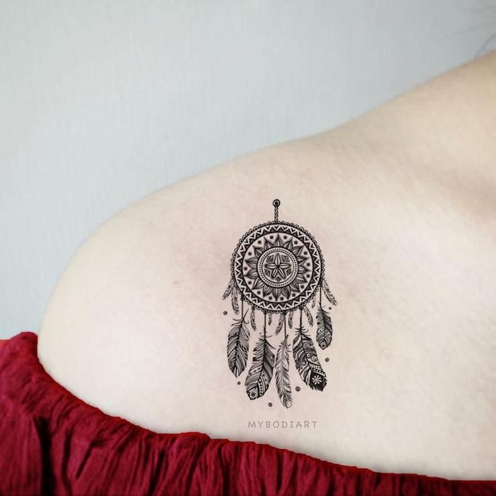 Mandala Traumfänger Tattoo am Schulter, Dreamcatcher mit vielen Federn, rotes schulterfreies Top 
