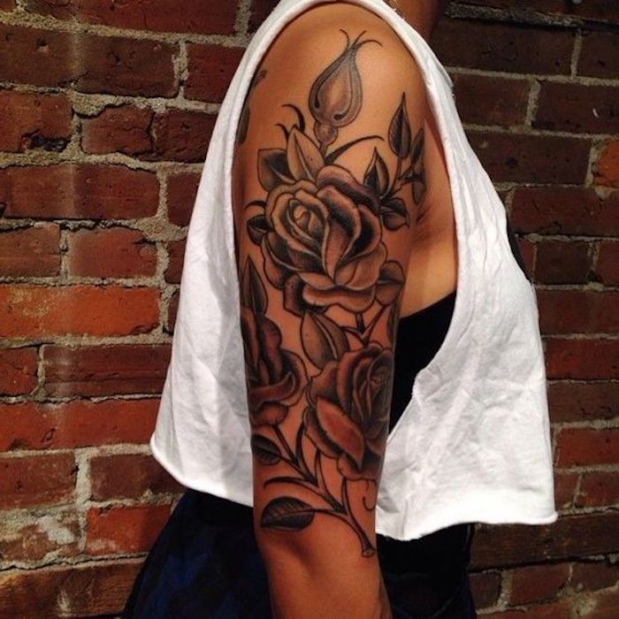 tattoo vorschläge, rose tattoo am oberarm, weiße bluse, schwarzer rock