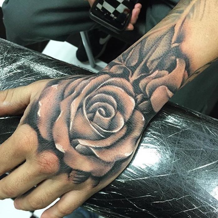 tattoos handgelenk, tätowierung in schwarz und grau, weiße rose