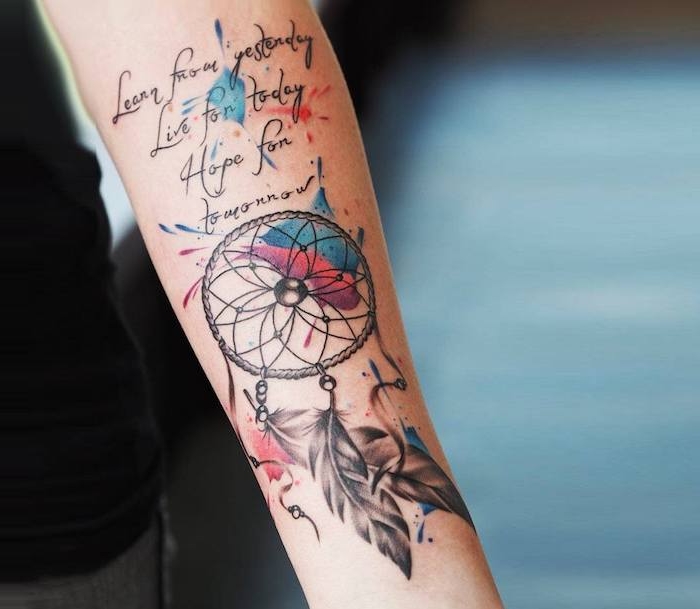 Watercolor Tattoo am Unterarm, Traumfänger mit drei Federn, Tattoo Spruch, blau und rot 