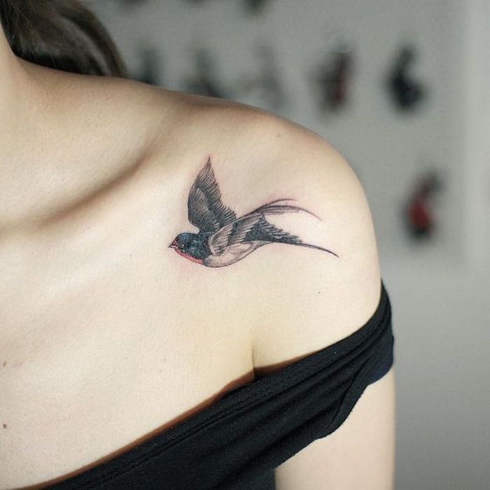 tattoos mit bedeutung, tätowierung mit vogel-motiv am schulter