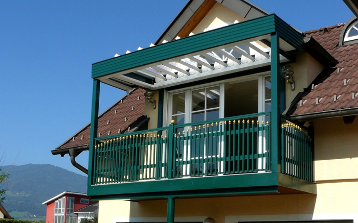Terrasse und Balkon Holz grün lackiert weiß Überdachungen