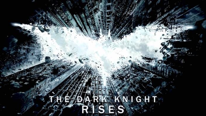poster von dem nolans film the dark knight rises und einer der batman logos 