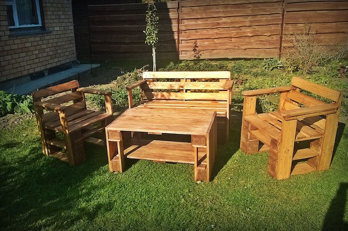 stühle, sofa und ein kleiner tisch für den garden - eine idee für schön aussehende palettenmöbel für den außenbereich 