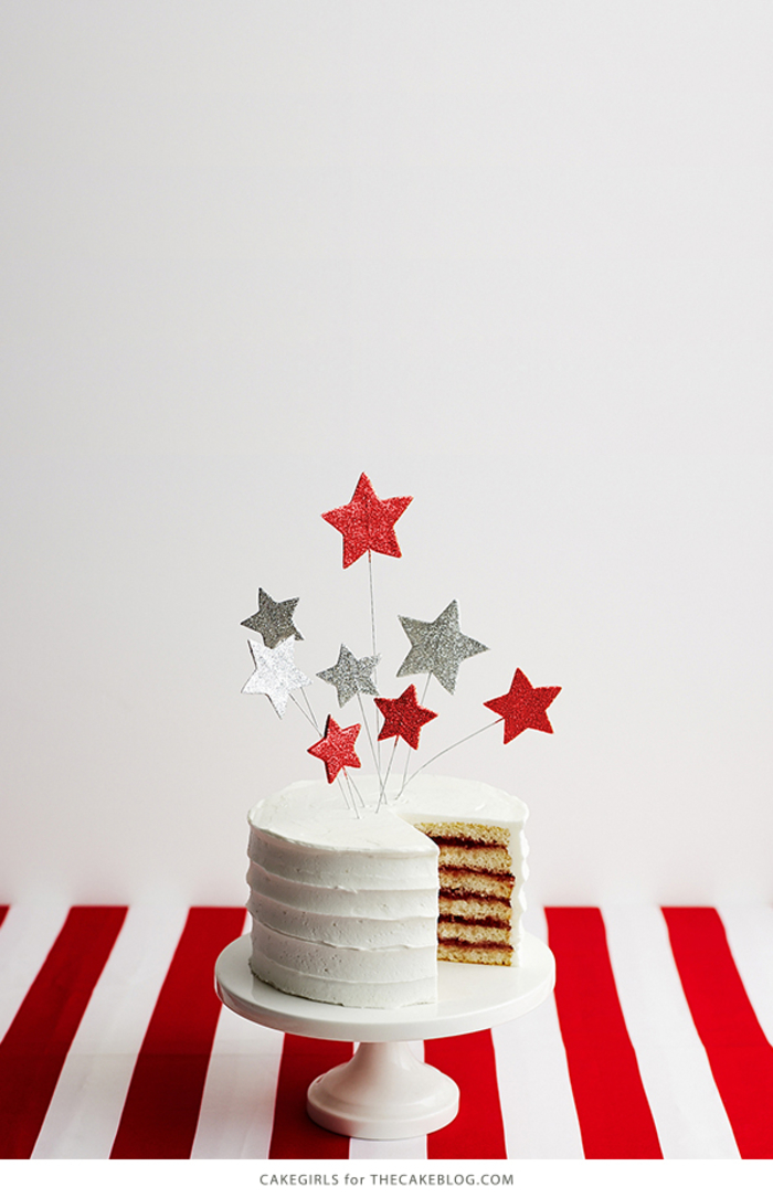 Geburtstagstorte mit weißer Creme, mit Sternen verziert, schöne Ideen für eine unvergessliche Geburtstagsfeier