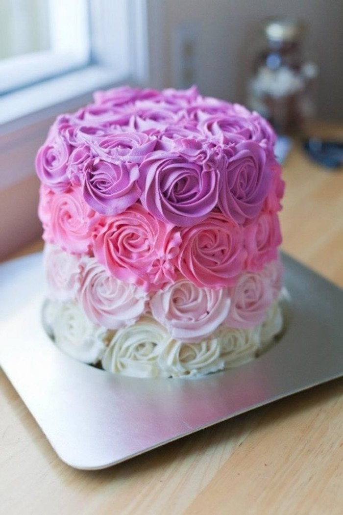 geburtstag torte im ombre-look dekoriert mit rosan aus buttercreme