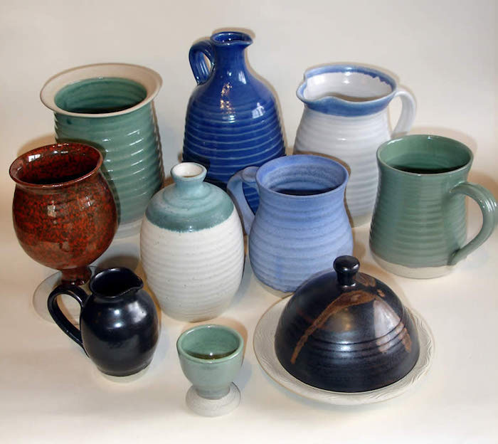 kleine Keramikgefäße, Keramikkannen in hell- und dunkelblau, grün, weiß, rot-braun und schwarz