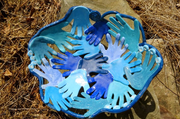 Beschäftigung für Kinder, dekorative Schüssel in blauer Farbe, Form - Kinderhand