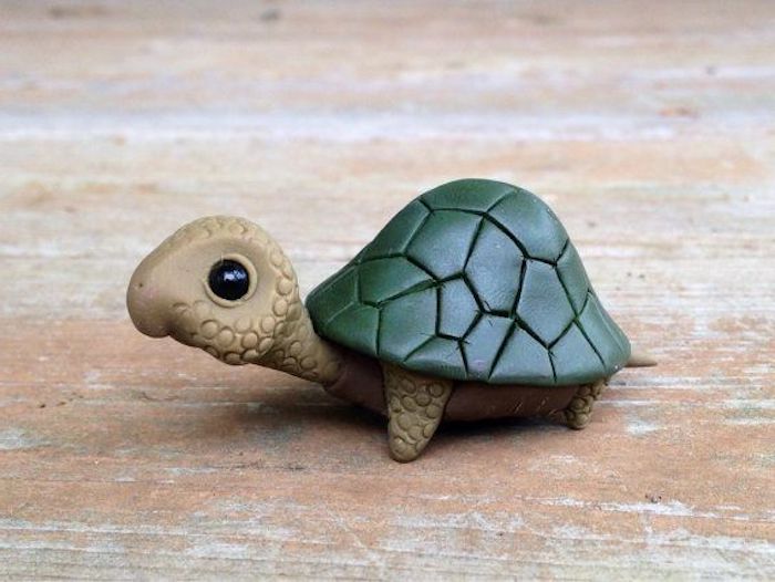 kleine Schildkröte aus Ton, DIY-Keramikfiguren, Holztisch aus altem Holz