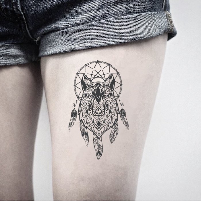 Traumfänger Tattoo mit Wolf am Oberschenkel, Bein Tattoos für Frauen, Dreamcatcher Tattoo Ideen 