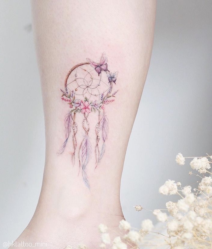 Watercolor Traumfänger Tattoo an der Wade, Dreamcatcher Tattoo mit Blumen und Schmetterlingen in lila Nuancen 