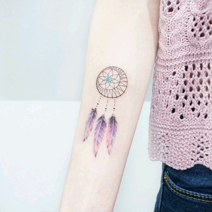 Traumfänger Tattoo mit drei Federn in lila Nuancen, blauer Stein, Tattoo Ideen für Frauen