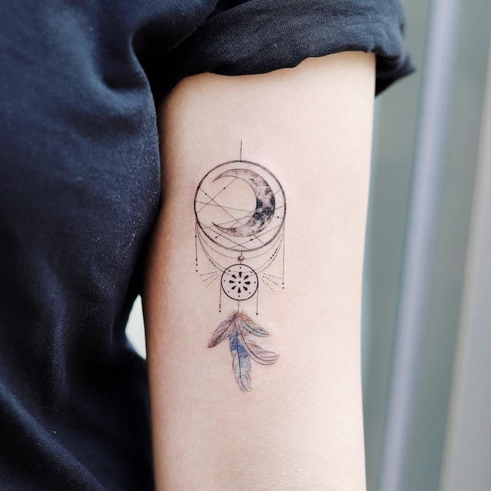 Traumfänger Tattoo mit Halbmond, Oberarm Tattoos für Frauen, Dreamcatcher Tattoos