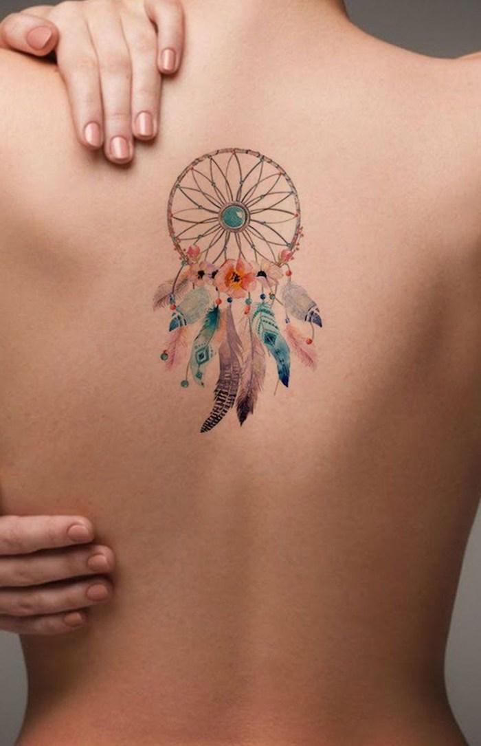 Traumfänger Tattoo am Rücken, mit bunten Federn, Blumen und blauer Perle in der Mitte 