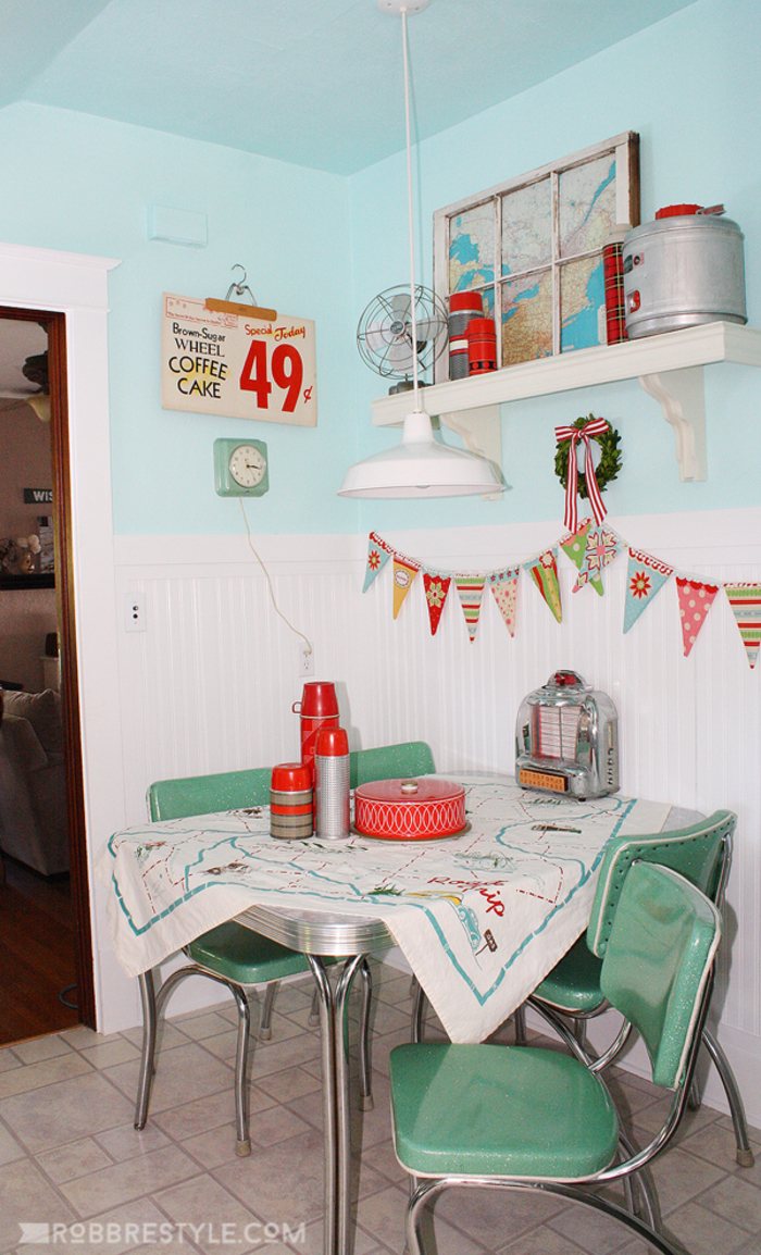 Vintage Küche, Tisch mit vier Stühlen, Thermosflaschen, Weltkarte, Ventilator, Retro Lampe