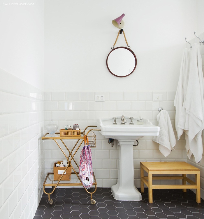 Vintage Badezimmer, Holzmöbel, Retro Spiegel, schwarze und weiße Fliesen