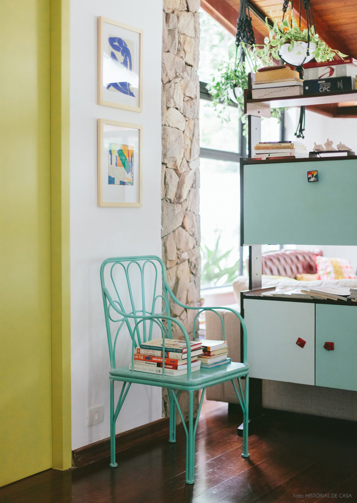 Vintage Einrichtungsideen, blauer Holzstuhl, Bilder an der Wand, Zimmerpflanzen, blaue Schränke