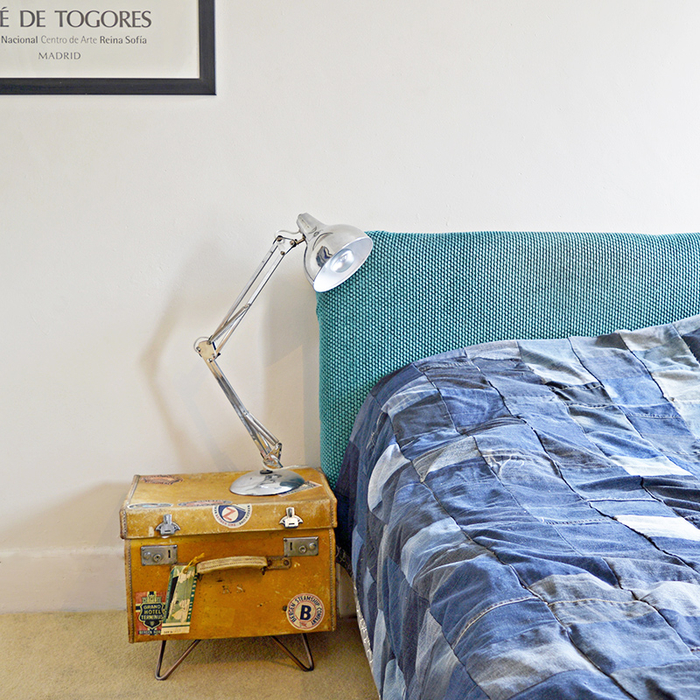 Vintage Einrichtungsideen, Nachttisch-Koffer, Nachttischlampe, blaues Bett
