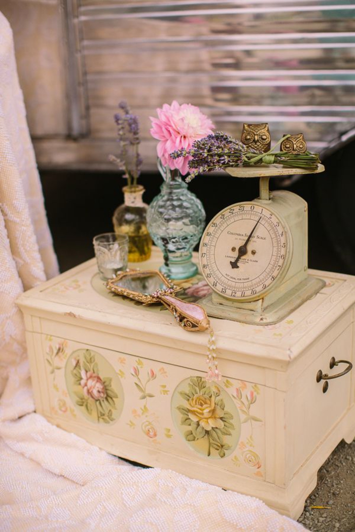 Vintage-Möbel, Schublade mit Rosen dekoriert, Glasvasen, Waage, Uhus und Spiegel