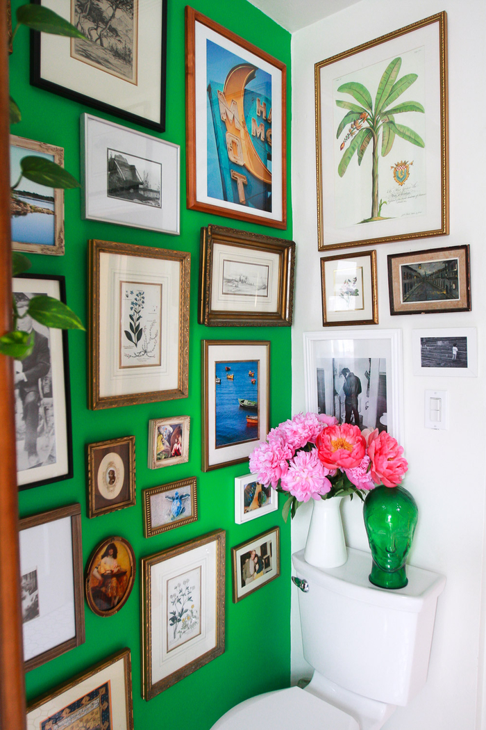 Vintage Style, eine Wand in Grün, viele Bilder und Fotos, Vasen mit Blumen