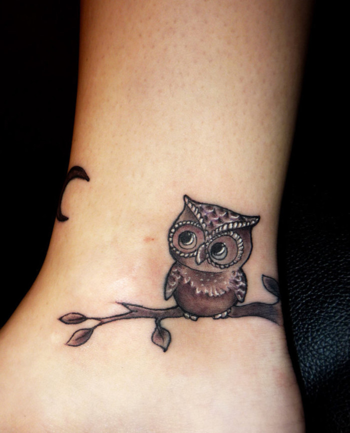 ein kleiner winziger owl tattoo - hier ist eine eule und ein ast mit blättern