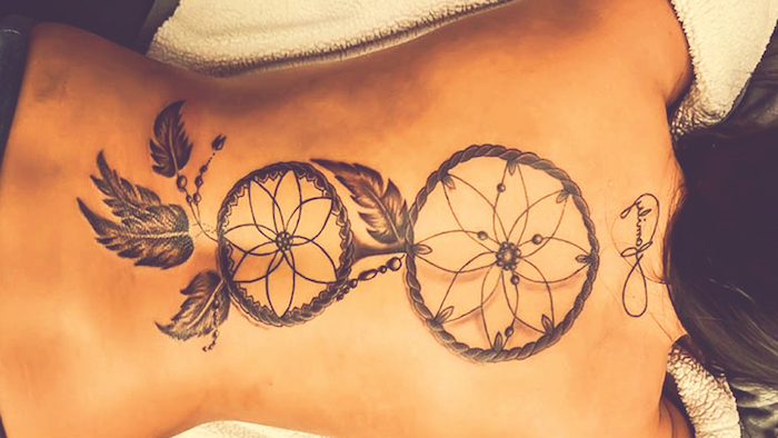idee für tattoo auf nacken für frauen mit einem großen traumfänger mit kleinen federn