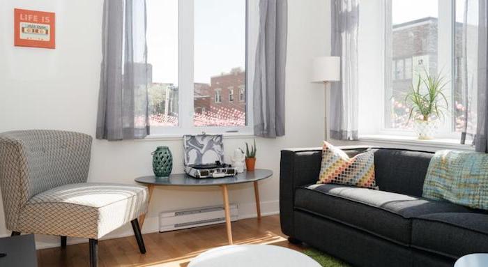 Wohnungsbesichtigung: helles Wohnzimmer mit schön organisierter Relaxecke