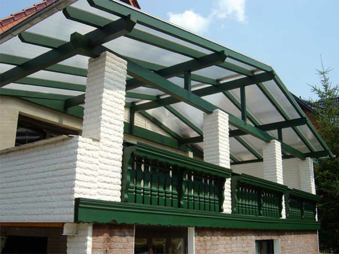 Balkon Überdachung Holz Kombination mit Doppelstegplatten Holz geländer