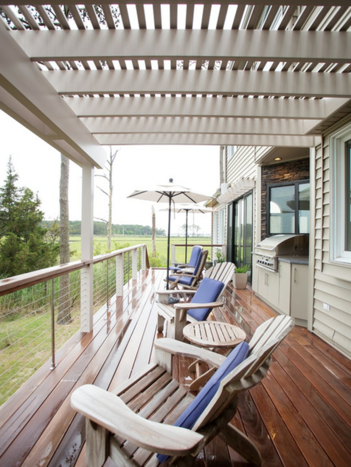 Balkonüberdachung aus Holz weiß lackiert Gartenmöbel Sonnenschirm Lounge