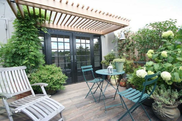 große Terrasse mit Pflanzen gestalten Lounge Möbel und Holz Bodenbelag