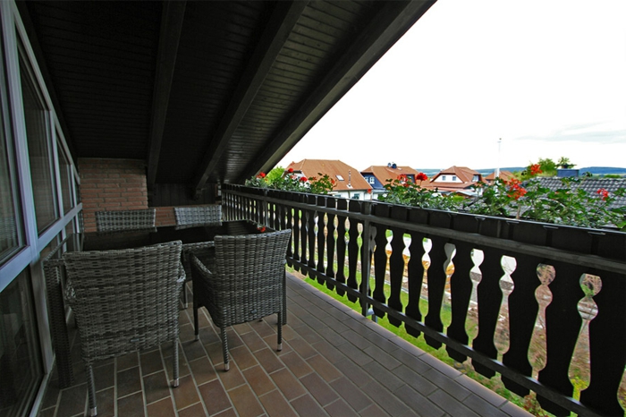 Balkonüberdachung Holz Tisch mit Bestuhlung aus Poly-rattan