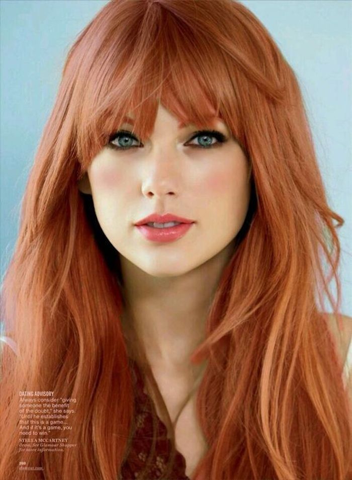 Taylor Swift mit langen Haaren und Ponyfrisur, rote Haare, blau-graue Augen