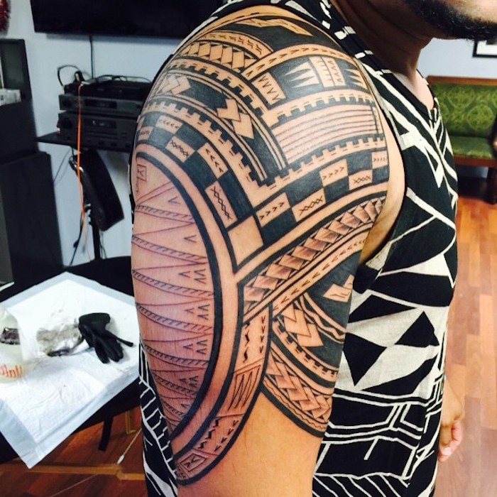 tattoo bedeutung, mann mit großer samoanischen tätowierung am oberam