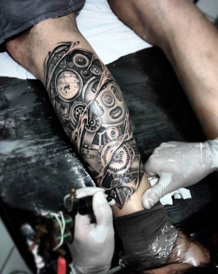 biomechanik tattoo in schwarz und grau am bein stechen lassen, biomechanik tattoo uhr