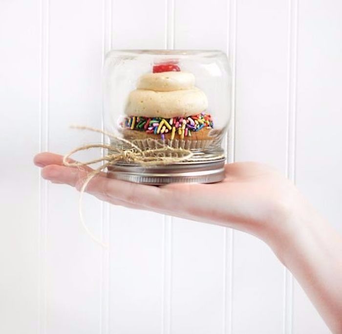 Cupcake mit Guss und Schokostreuseln in einem Einmachglas, Wandverkleidung