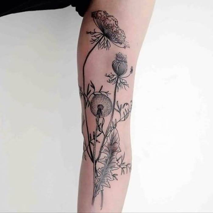 tattoo symbole, große tätowierung mit blumen, löwenzahn tattoo