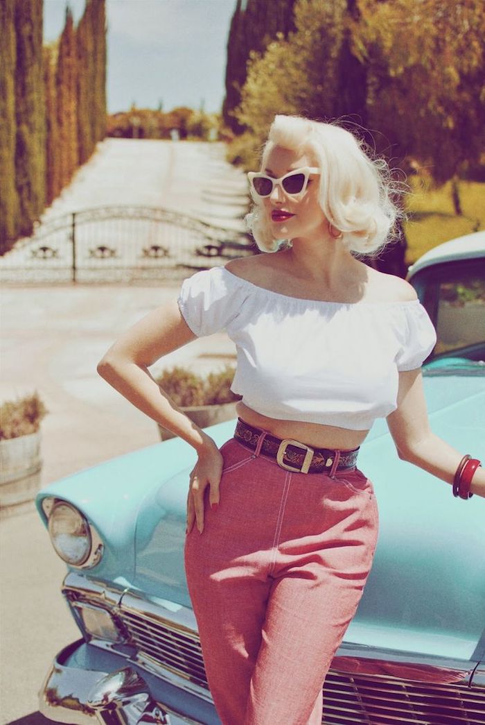À la Marilyn Monroe Look, Monroe Frisur, blaues Auto, USA Landgut