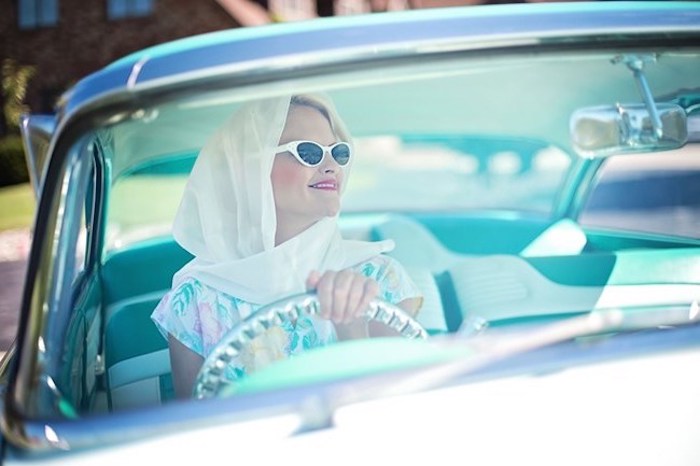 vintage Stil nachahmen, eine Frau fährt Auto, weiße Katzenbrille, Retro Auto