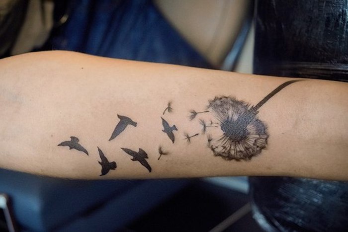 pusteblume tattoo in schwarz und grau am unterarm, tattoos für frauen