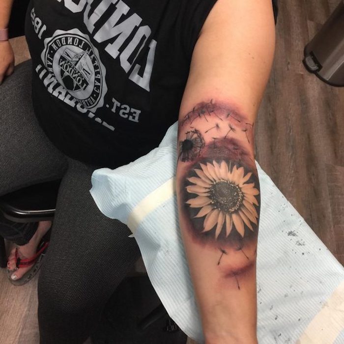 pusteblume tattoo in kombination mit sonnenblumen-motiv, arm tätowieren