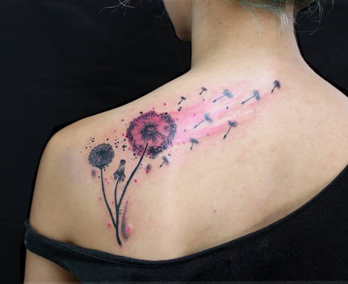tattoo symbole, frau mit blumen tattoo am rücken, tattoos für frauen