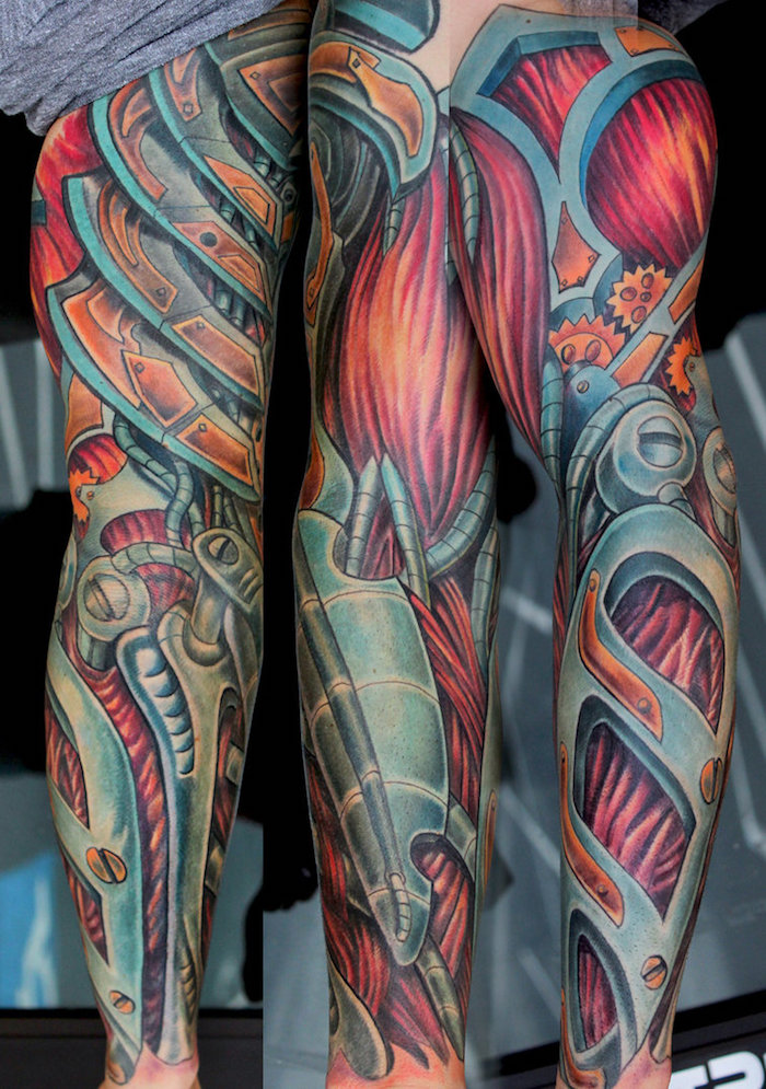 farbiges biomechanik tattoo an dem ganzen arm, tätowierung mit meschinen-motiven