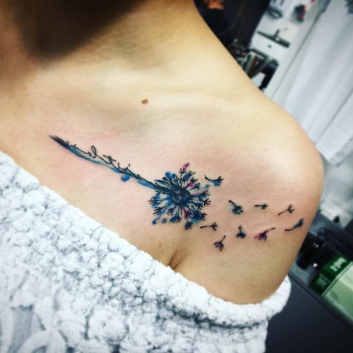 tattoos mit bedeutung, farbige tätowierung mit blumen-motiv an der brust