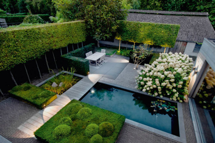 gartengestaltung ideen, hintergarten mit schwimmbad und viele grünen büschen