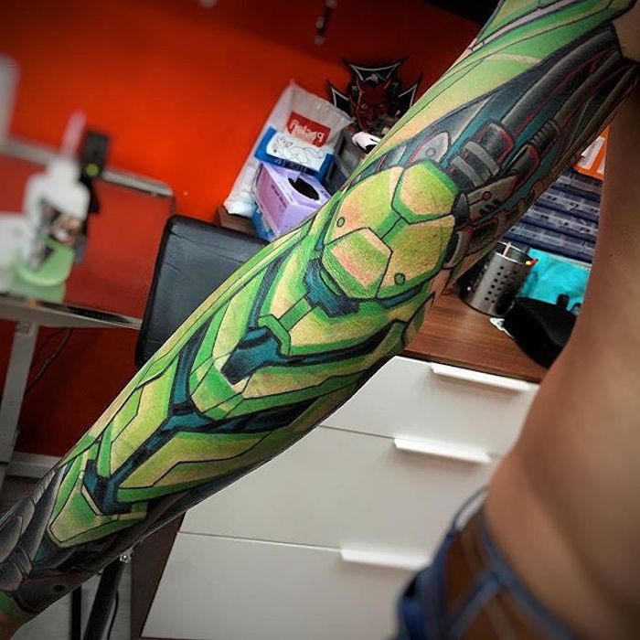 tattoo vorlagen männer, mann mit farbiger biomechanischer tätowierung